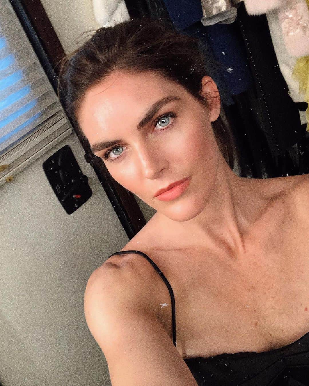 ヒラリー・ローダのインスタグラム：「Catching an A/C break in the motorhome in between shots. We were shooting winter coats & layers in the 85° heat today! 😂」