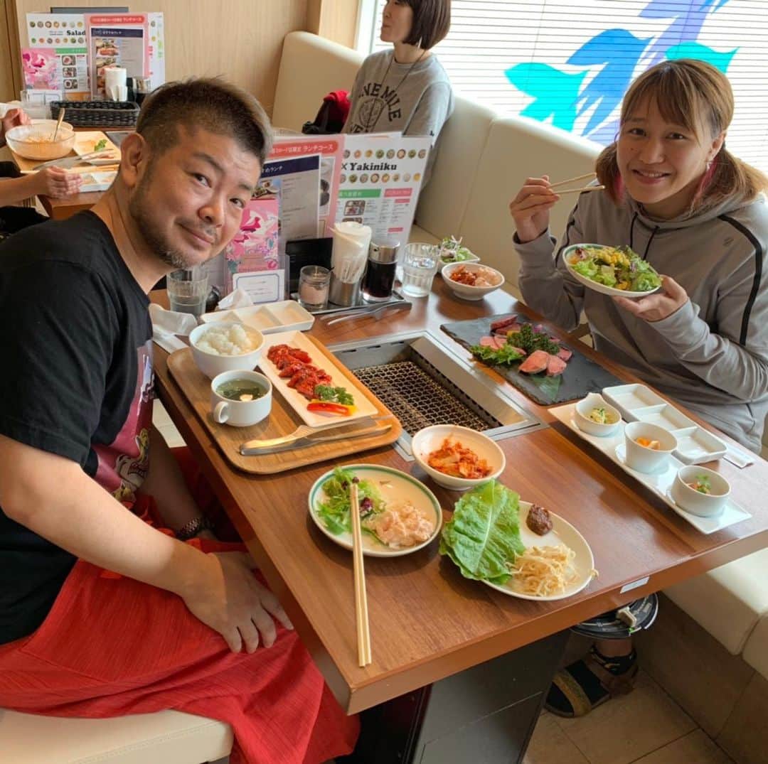 朱里さんのインスタグラム写真 - (朱里Instagram)「I met with Mr. Kato for the first time in a while✨  久しぶりにアートジャンキーの加藤さんとご飯🍚試合後は毎回恒例ですね😎ありがとうございます！！ 本当すごい方です！！アメリカの個展も見に行きたいなー😊 楽しい時間すぎました！ありがとうございました⭐️ ころからもよろしくお願いします！！！ #lunch #yakiniku #meat #pancakes #banana #yesterday #delicious #food #enjoy #shinjuku #talking #art #respect #sofubi #artjunkie #ランチ #昨日 #ご飯 #焼肉 #パンケーキ #お腹 #いっぱい #楽しかった #ご馳走さまでした #アートジャンキー #新宿」7月10日 10時01分 - syuri_official