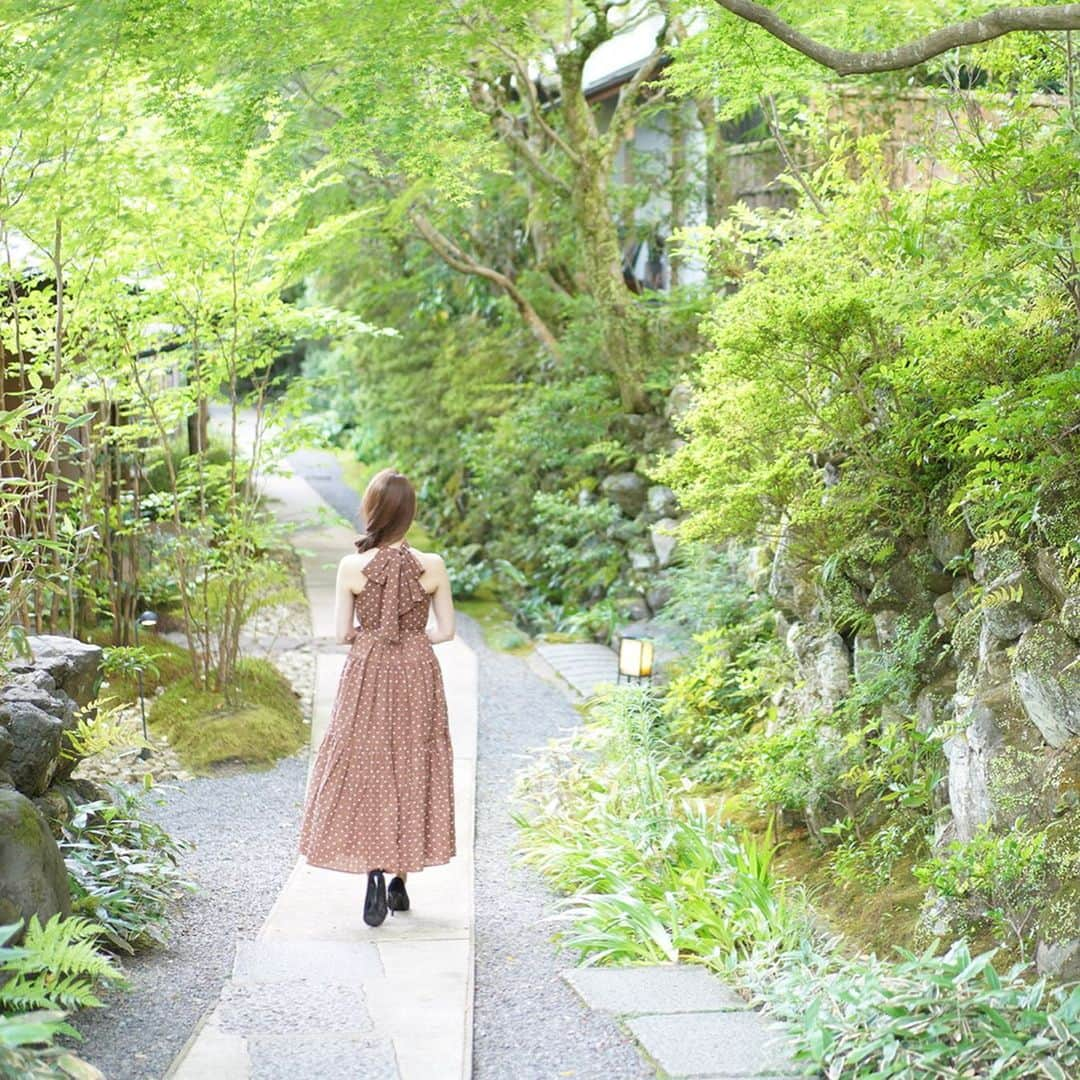 寿春花果さんのインスタグラム写真 - (寿春花果Instagram)「先日の旅行〜 載せたい写真まだあった໒꒱ 綺麗な一本道 . #朝 #星のや」7月10日 10時08分 - hanaka_yu