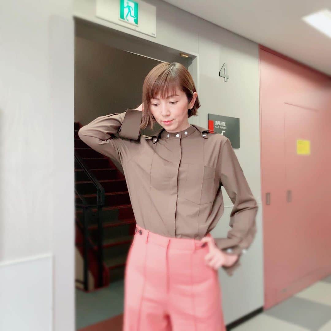 のインスタグラム：「アポロチョコカラー✨ 今日は「ひるおび」です！ ★ #指！ #そこはかとなく秋」