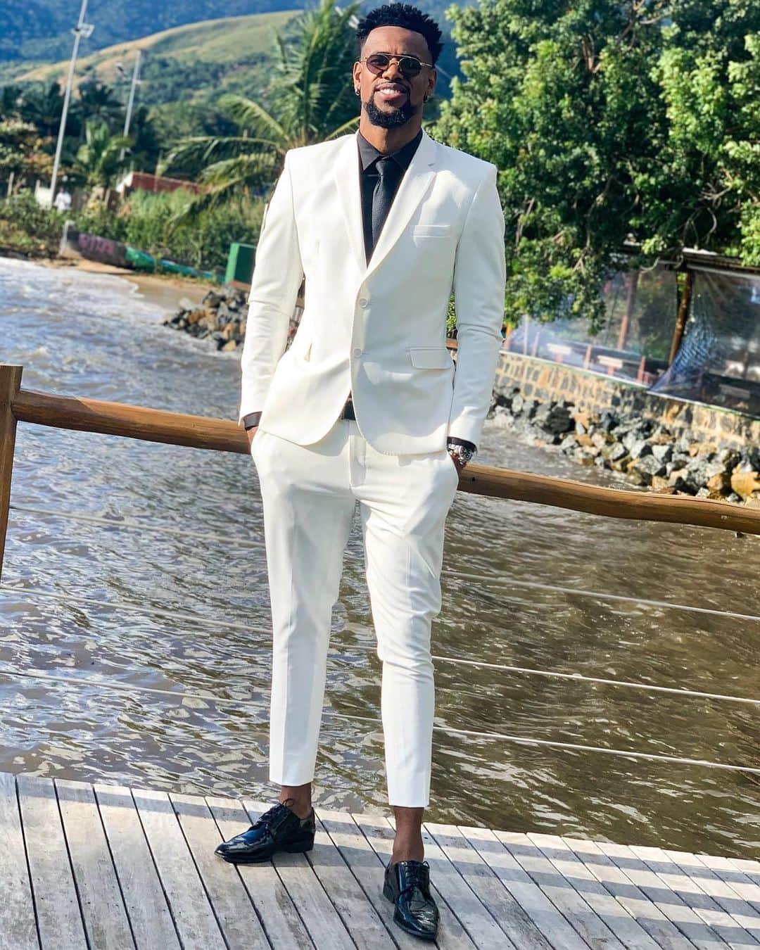 フェリペ・サンタナのインスタグラム：「CHIQUE É SER FELIZ. ELEGANTE É SER HONESTO; BONITO É SER CARIDOSO, CHARMOSO É SER GRATO; O RESTO É APENAS INVERSÃO DE VALORES. ⠀ #casamento #wedding #menwithclass #classicman #elegance #letalita #white」