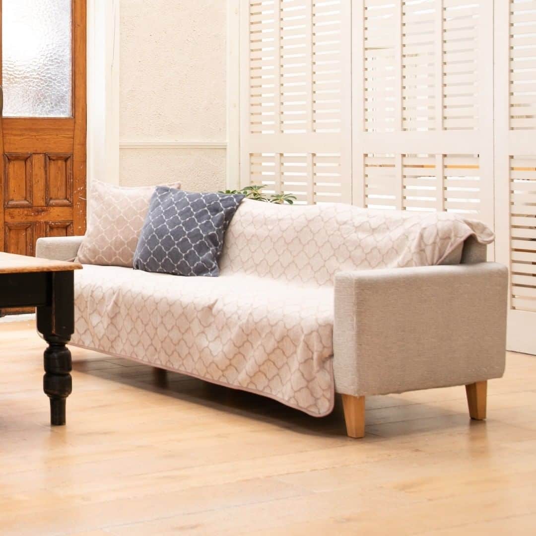 ecomfort（エコンフォート）さんのインスタグラム写真 - (ecomfort（エコンフォート）Instagram)「夏の寝具としてはもちろん、ソファカバーとしても使えるKlippanのコットンブランケット。 ソファの張地を変えるのは簡単にはできなくても、カバーであればその日の気分で選ぶことができるので、すぐにお部屋のイメージを変えることができます。  ブランケットとお揃いのソファカバーで揃えれば統一感のある空間に。 同じ柄でもいくつか色があるので、変化をつけて遊んでみても楽しいですよね。  デザインはもちろん、機能面が優れているのもうれしいポイント。 さらりとした肌ざわりで暑い日や湿度が高い日も快適に過ごすことができます。 洗濯機で洗えるのでお手入れも簡単です。  暮らしにKlippanのコットンブランケットをぜひ取り入れてみてくださいね。  #クリッパン #KLIPPAN #オーガニックコットン#シュニールコットンブランケット#北欧インテリア #リビング #クッションカバー #エコンフォートハウス #スウェーデン #ブランケット#ソファーカバー」7月10日 10時07分 - ecomfort_eoct