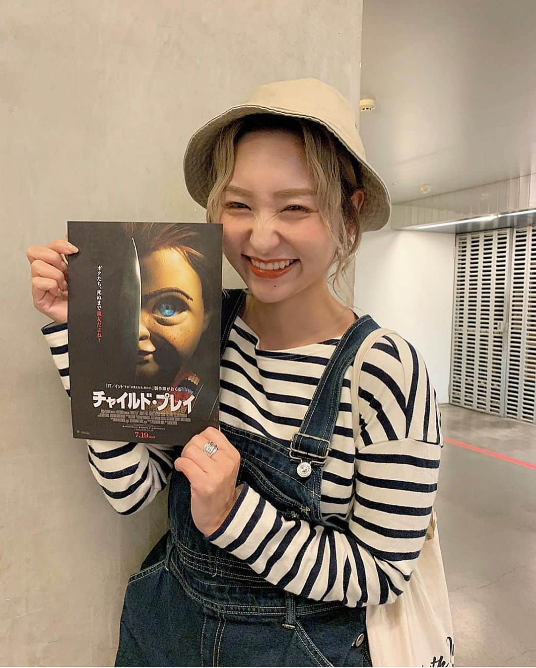 前山奈津巴さんのインスタグラム写真 - (前山奈津巴Instagram)「いさりんと7.19から公開されるチャイルド・プレイの試写会へ〜〜〜🍿 . チャイルドプレイシリーズが大好きなわたしは、始まる前から大興奮。。。🥺 . チャッキーは相変わらず可愛い見た目とのギャップが凄くって、ホラーだけど笑えて、もうなんてゆうかやっぱり！！最高でした🤘🏻 (隣のいさりんは怖がってて可愛かった♡) . またシリーズ見返したいな〜さぁホラー好きな人は是非観てねっ👦🏼🔪🧡🧡 . ちなみに二人してチャッキーコーデだよ。笑 . #死ぬまでずっと親友だよね  #チャイルドプレイ #pr #チャッキーコーデ #チャッキー #映画 #Movie #ホラー映画 #ホラー映画好き #夏映画 #映画館」7月10日 10時18分 - natsuha_maeyama