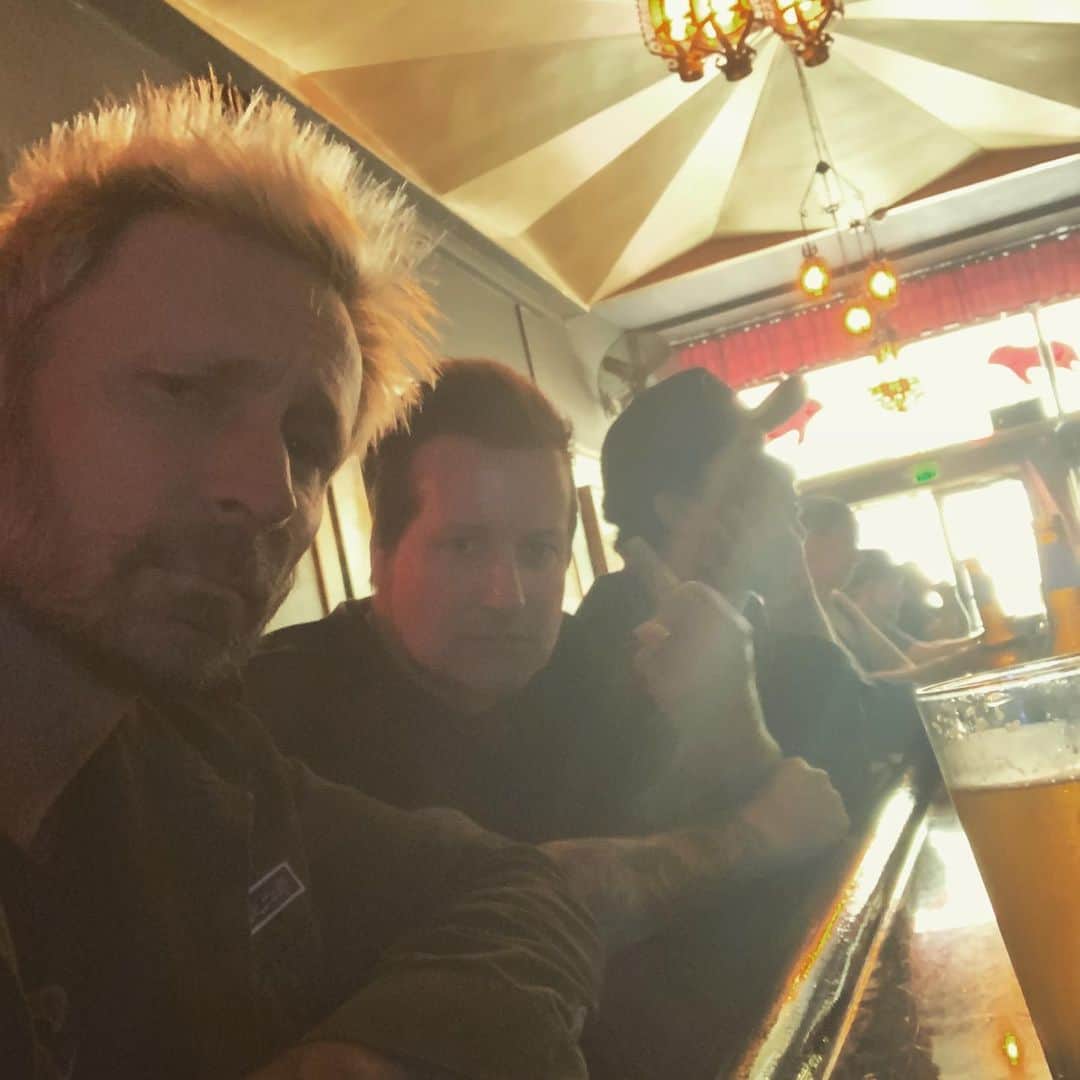 マイク・ダーントさんのインスタグラム写真 - (マイク・ダーントInstagram)「Three guys walk into a bar... #GoldenBullOakland @billiejoearmstrong @trecool」7月10日 10時13分 - mikedirnt