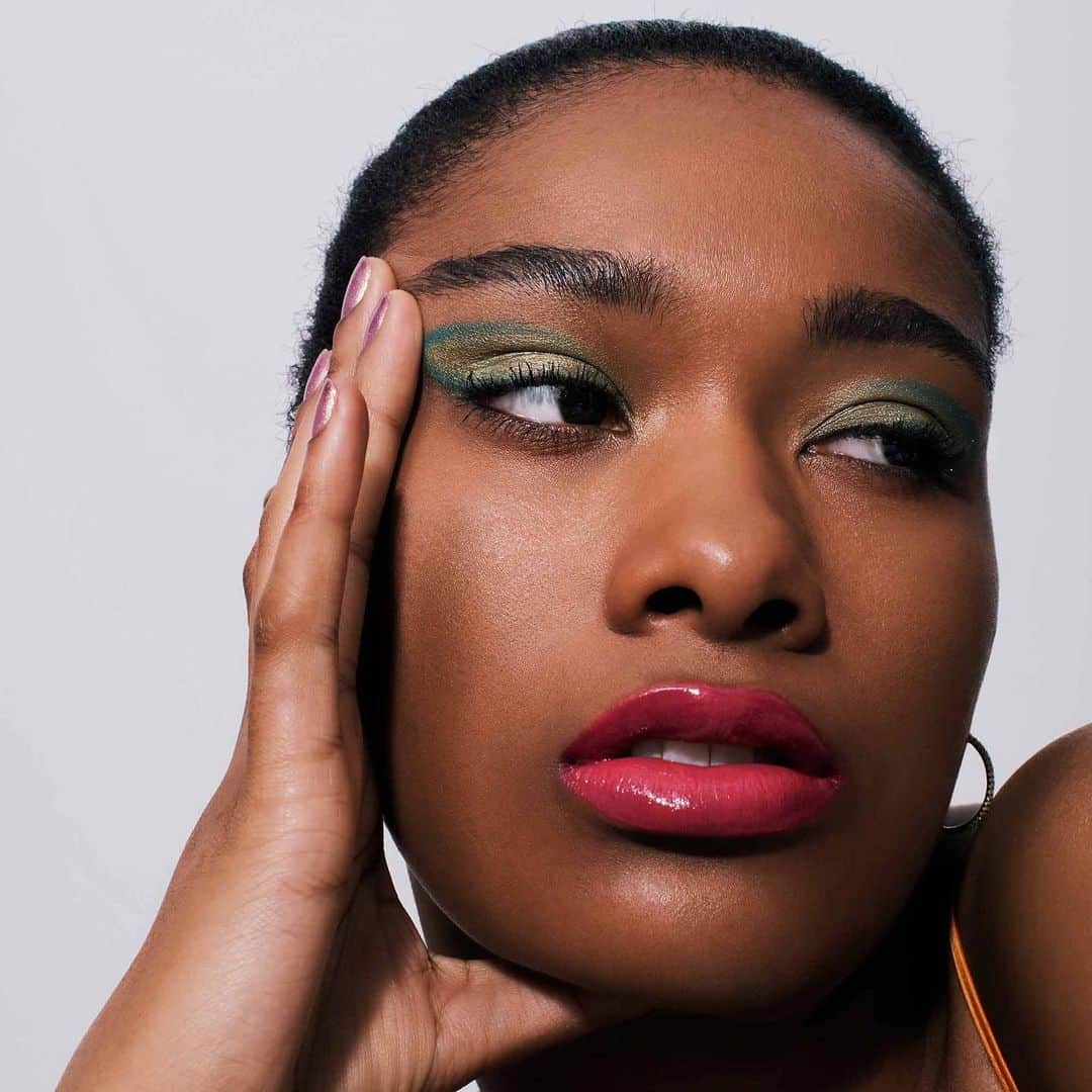 Revlonさんのインスタグラム写真 - (RevlonInstagram)「If looks could kill...👄🐍 . EYES: #ColorStay Looks Book Eye Shadow Palette in Player, #ColorStay Eyeliner in Jade LIPS: NEW #UltraHD Vinyl Lip Polish in Rule the Word  #lipcolor #Vinyl #eyeshadow #eyeliner」7月10日 10時13分 - revlon