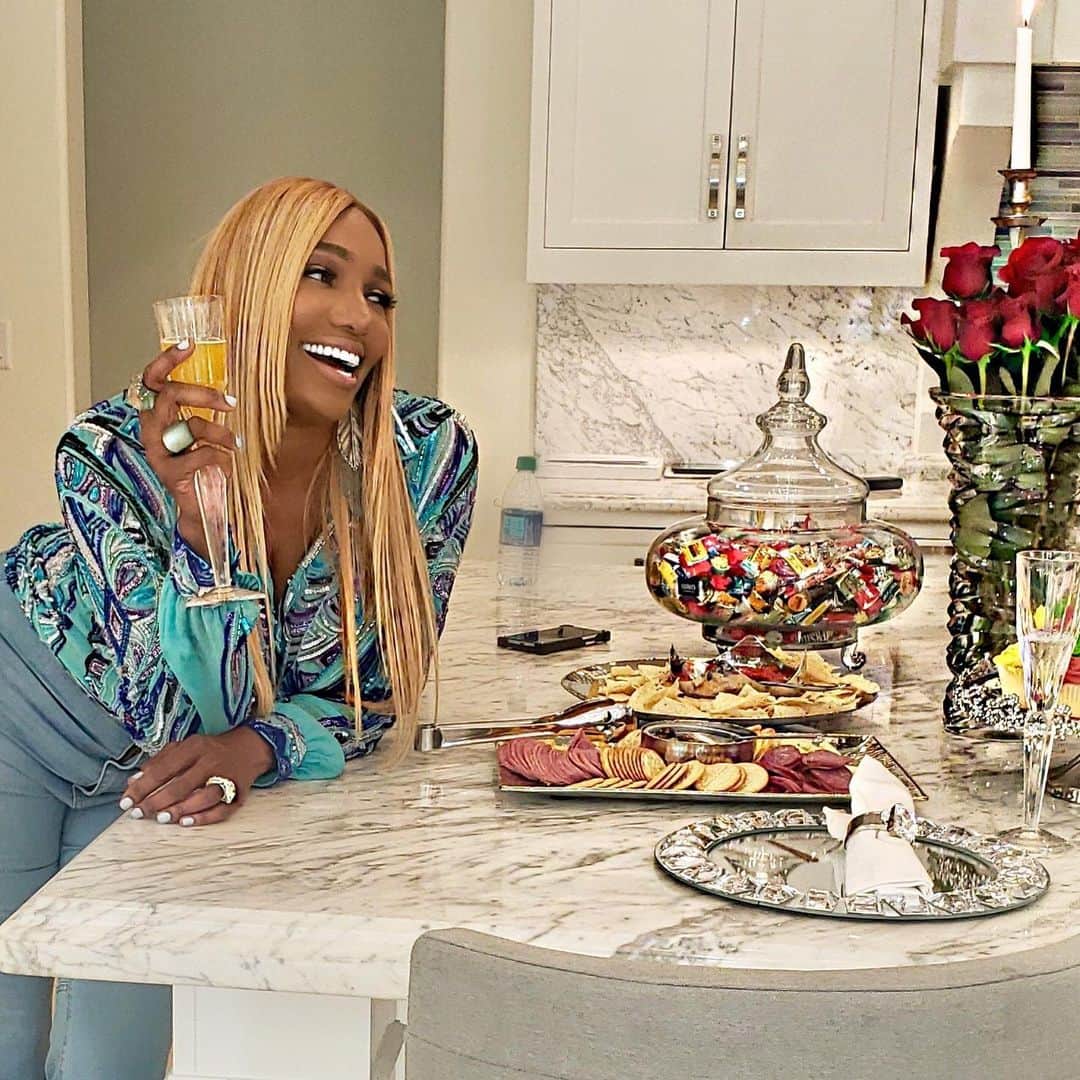ネネ・リークスのインスタグラム：「I’m telling ya, a good laugh is like medicine for the soul 🤣 #casaleakes」