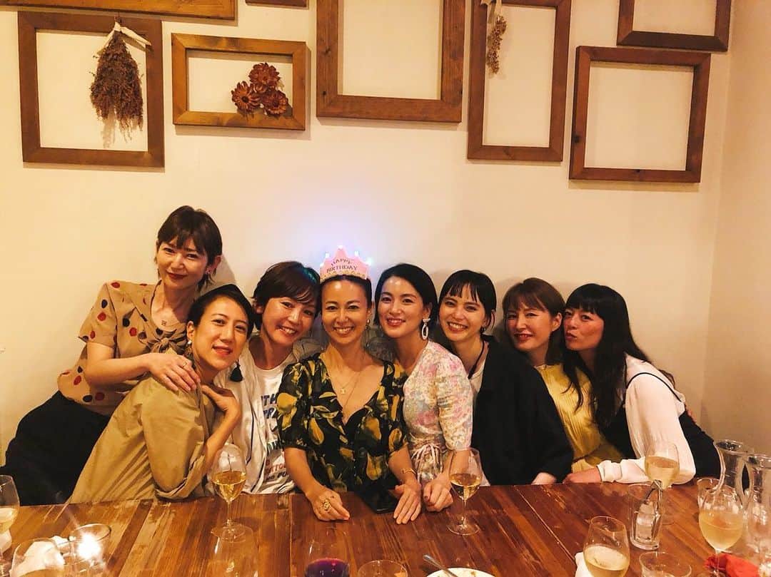桃生亜希子のインスタグラム：「久しぶりの東京NIGHT(笑)は、中学から同じ学校のBest Friend 👯‍♀️のりこの誕生Party❤️ 普段会いたくても、なかなか会えない人達が集まったよ♪  美味しいdinnerと、美味しいお酒🍾。 夏だし、また集合しようね😘  のりこ、お誕生日おめでとう！  愛してるよ❤️ #30年」