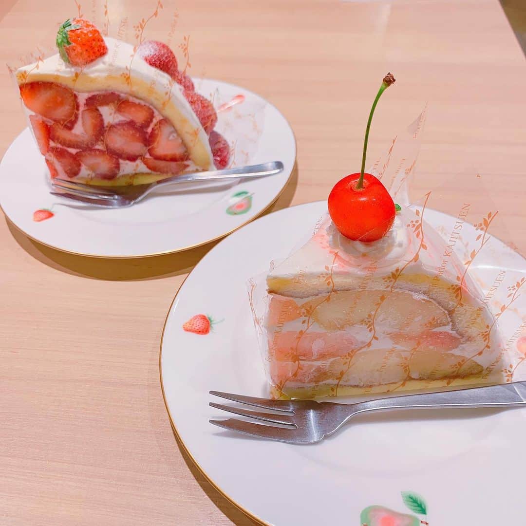 のインスタグラム：「🍰 初 #果実園 ･:*+.\(( °ω° ))/.:+ 本当はパフェを食べに行ったんだけど、 目移りしてケーキにしちゃった！ かわいい かわいい かわいい 桃のズコット🍑苺のズコット🍓 ほぼまるまる桃と1パックくらいの苺！ 一緒に行った友達と 「フルーツが生きてる〜」って話してたんだけど、 本当にそんな表現しちゃうくらい、 新鮮で美味しかった〜〜ヽ(｡>▽<｡)ﾉ ちょっと贅沢なご褒美。なんです そんな可愛いものと写真バシャバシャ撮ってたら隣の卓のお客様が 「時代ね〜〜」って言ってたけど気にせず撮り続けたよ。 写真を簡単に残せる時代だからこそ、 たくさん撮っとかないと！ そこに存在していたもの、生きていた証！」