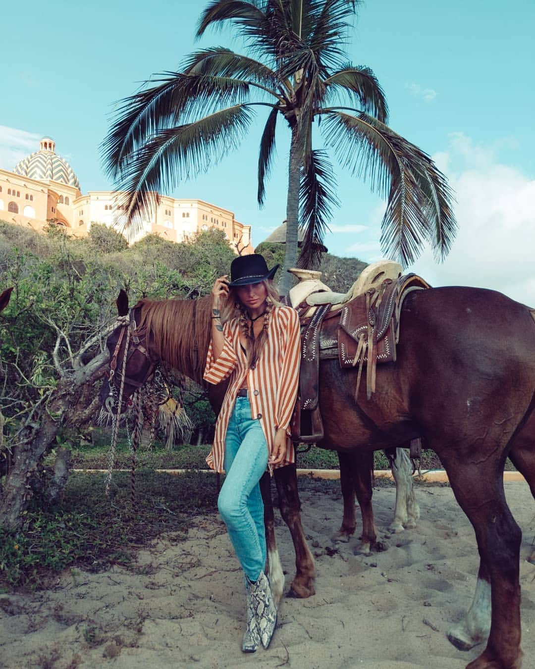 ルー・ティーズデールさんのインスタグラム写真 - (ルー・ティーズデールInstagram)「Pony club camp x revolve 🧡 ( all pics taken using my new #googlepixel #giftfromgoogle #pixel3 )」7月10日 10時22分 - louteasdale