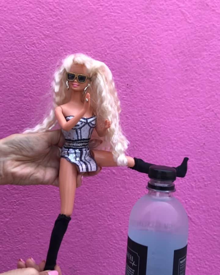 ヘザー・マクドナルドのインスタグラム：「Erika Jayne does the #bottlecapchallenge 💥 We nominate @lisarinna next!」