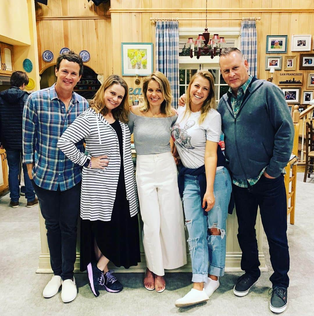 キャンディス・キャメロン・ブレさんのインスタグラム写真 - (キャンディス・キャメロン・ブレInstagram)「Man, I love these people so much.  #FullerHouse」7月10日 10時41分 - candacecbure