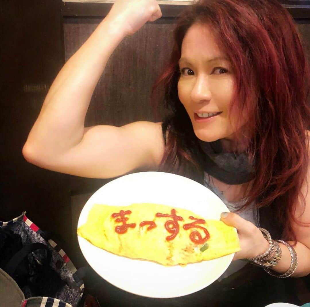 Ju-kenのインスタグラム：「#musicmuscletour2019 の打ち上げにふさわしいひと皿🔥🔥🔥 We got a special dish for powerful shows by @makiohguro  She is real wonder woman in Japan! 🇯🇵 まっする=muscle」