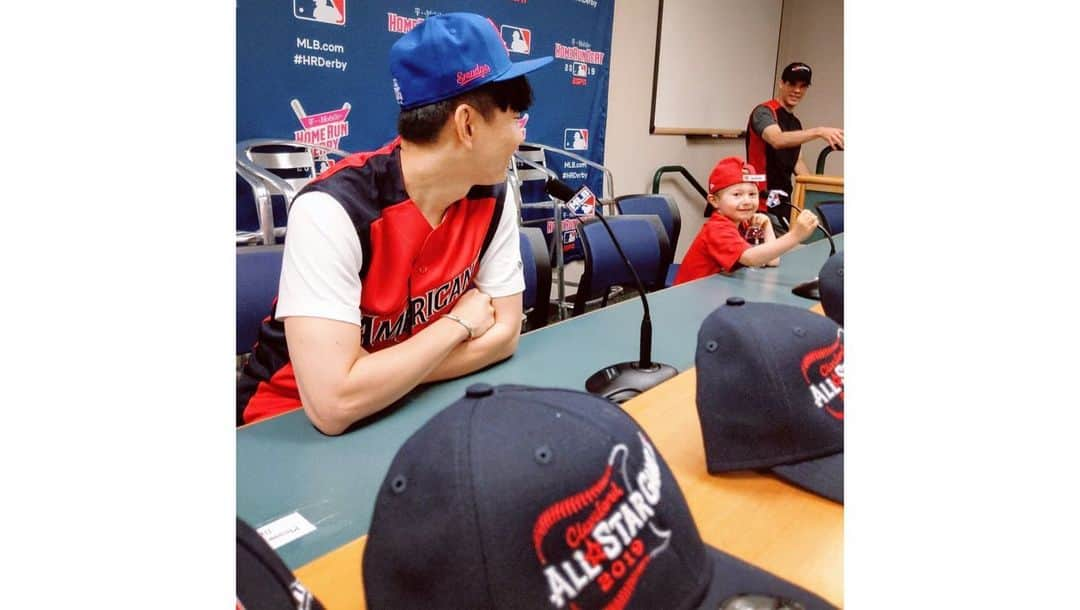 林俊傑さんのインスタグラム写真 - (林俊傑Instagram)「My first ever baseball batting experience, I think I am hooked!  第一次在場上揮棒，下場之前不斷洗腦自己「只要努力打到一顆就夠了，好讓媒體朋友能有畫面交差」結果打完之後好像上癮了，終於理解為什麼棒球可以從小玩到老！太過癮了！  #MLB  #NewEraCap #NEWERAChina #59FIFTY #smgXsmg #smgXnewera  #mlballstars」7月10日 1時47分 - jjlin