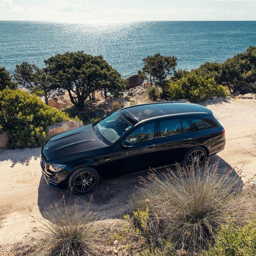 メルセデス・ベンツさんのインスタグラム写真 - (メルセデス・ベンツInstagram)「To the nearest beach. 🏖️ 📸: @simninja_photodesign for #MBsocialcar [Mercedes-AMG E 53 4MATIC+ T-Modell | Kraftstoffverbrauch kombiniert: 8,9-8,7 l/100 km | CO₂-Emissionen kombiniert: 203-200 g/km | mb4.me/nefz] #Mercedes #MercedesAMG #AMG #amazingcar #carsofinstagram #InstaCar #DrivingPerformance #E53 #beach #sun」7月10日 2時00分 - mercedesbenz