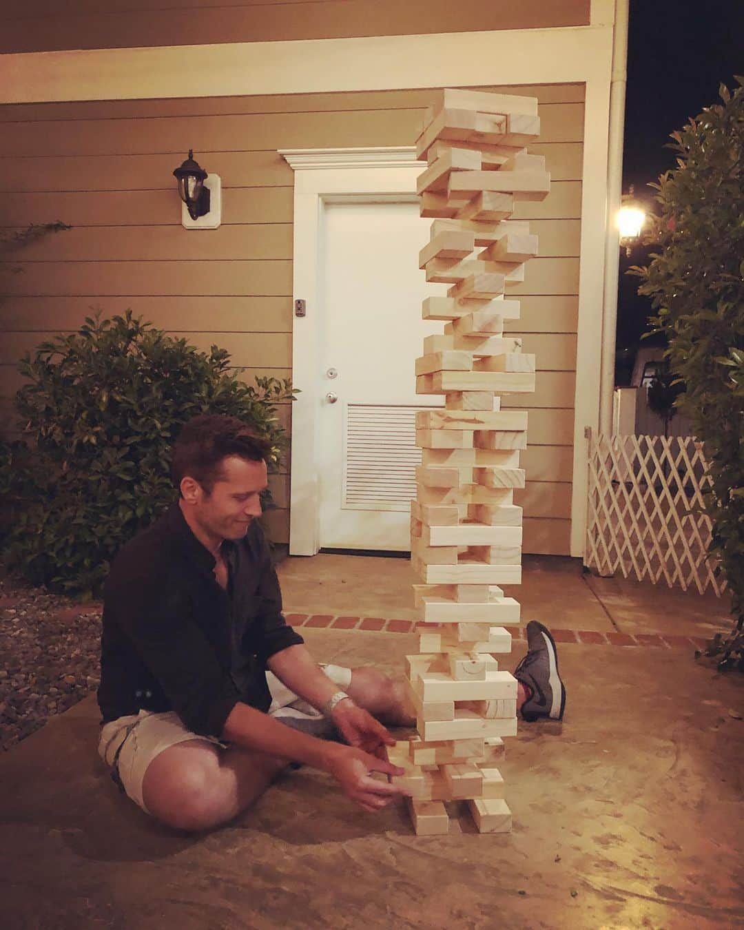 シーマス・デヴァーさんのインスタグラム写真 - (シーマス・デヴァーInstagram)「From the epic, 4th of July Yard-Jenga showdown of 2019. (Petite Irish cousin shown for scale)」7月10日 2時00分 - seamuspatrickdever