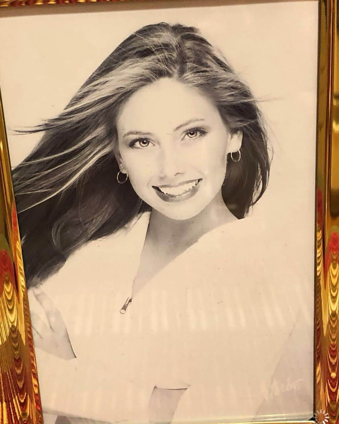 ホーリー・ソンダーズさんのインスタグラム写真 - (ホーリー・ソンダーズInstagram)「Senior picture. I was 17 here. Now you have the full timeline proving bangs are never a good idea (previous post). We live and learn and figure it out. Just be happy.」7月10日 1時56分 - holly.sonders