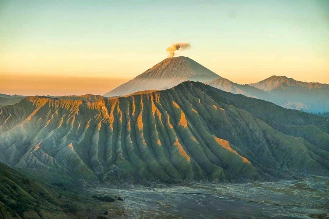 Lonely Planetさんのインスタグラム写真 - (Lonely PlanetInstagram)「Our latest #lonelyplanet regram was snapped in Bromo, Indonesia by @jerem__31 You can get to this active volcano on a hike or organized jeep tour from the nearby mountain village of Cemoro Lawang.  Who's up for some sunrise photography outings?」7月10日 2時01分 - lonelyplanet