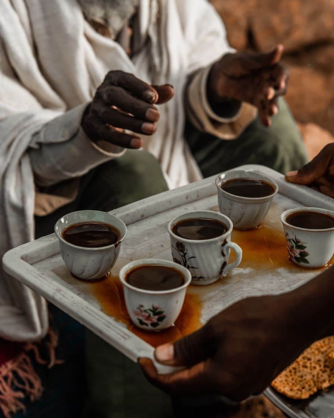 Cubby Grahamのインスタグラム：「A very special #EthiopianCoffeeCeremony with Gebrehiwot and his beautiful family ☕️ #charitywaterethiopia」