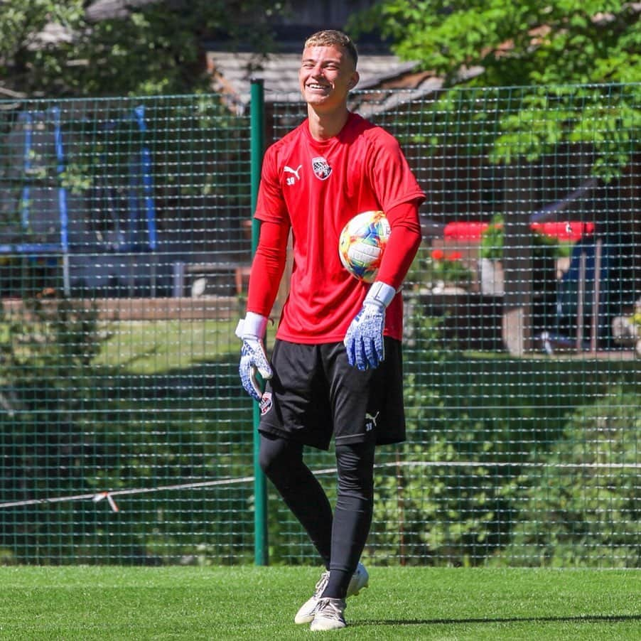 FCインゴルシュタット04さんのインスタグラム写真 - (FCインゴルシュタット04Instagram)「Halbzeit im Trainingslager ☝️⛰🔥💦 Vom Lagerkoller sind die #Schanzer so weit entfernt, wie vom Nachlassen in den jeweiligen Einheiten 👊 Das gilt insbesondere auch für unsere Torhüter 👐⚽️⛔️ Weiter so, Männer‼️ . . #Vallesgeben #FCI #FCIngolstadt04 #training #Trainingslager #trainingcamp #Vals #Valles #keeper #Torwart #Halbzeit #halftime #Gitschberg #Jochtal @gitschberg.jochtal #Ingolstadt #fussball #football #soccer」7月10日 2時10分 - dieschanzer