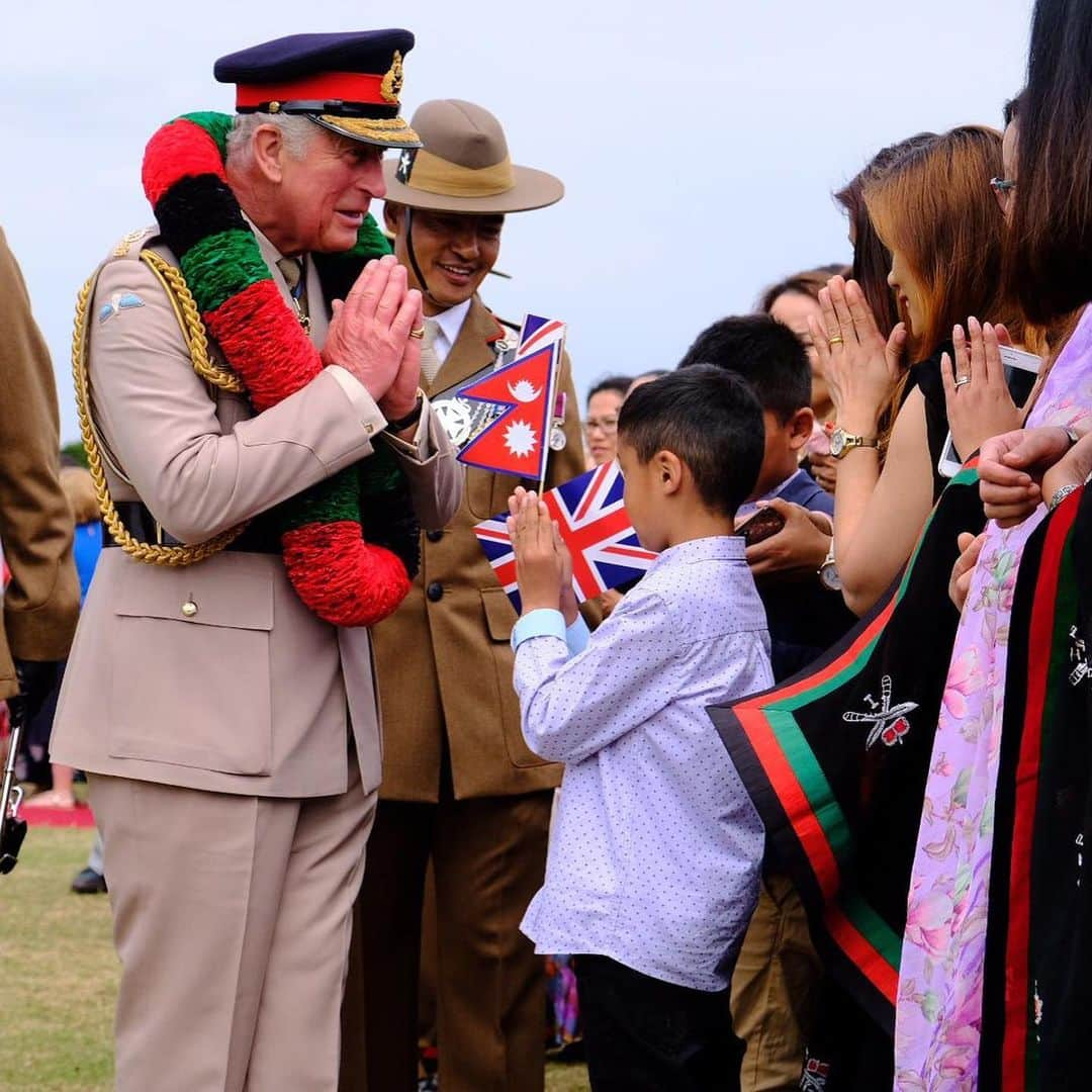 クラレンス邸さんのインスタグラム写真 - (クラレンス邸Instagram)「Today, The Prince of Wales, Colonel-in-Chief of The Royal Gurkha Rifles, visited the Battalion to mark the 25th anniversary year of their formation. His Royal Highness presented operational medals to soldiers after their recent deployment to Afghanistan and was later given a Mala, a traditional Nepalese flower garland, made up of the Regimental colours of green, black and red.  The Prince met soldiers’ friends and families during the celebrations and presented three special Awards, including The Prince of Wales Kukri, for outstanding service. 📸 Clarence House / @britisharmy / PA」7月10日 2時14分 - clarencehouse