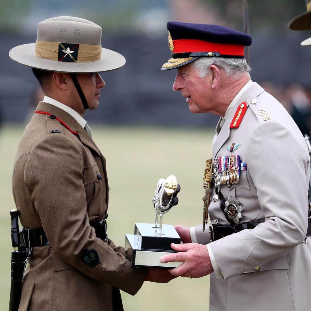 クラレンス邸さんのインスタグラム写真 - (クラレンス邸Instagram)「Today, The Prince of Wales, Colonel-in-Chief of The Royal Gurkha Rifles, visited the Battalion to mark the 25th anniversary year of their formation. His Royal Highness presented operational medals to soldiers after their recent deployment to Afghanistan and was later given a Mala, a traditional Nepalese flower garland, made up of the Regimental colours of green, black and red.  The Prince met soldiers’ friends and families during the celebrations and presented three special Awards, including The Prince of Wales Kukri, for outstanding service. 📸 Clarence House / @britisharmy / PA」7月10日 2時14分 - clarencehouse