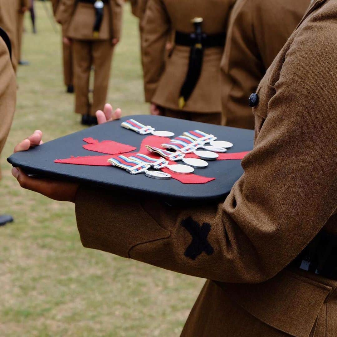 クラレンス邸さんのインスタグラム写真 - (クラレンス邸Instagram)「Today, The Prince of Wales, Colonel-in-Chief of The Royal Gurkha Rifles, visited the Battalion to mark the 25th anniversary year of their formation. His Royal Highness presented operational medals to soldiers after their recent deployment to Afghanistan and was later given a Mala, a traditional Nepalese flower garland, made up of the Regimental colours of green, black and red.  The Prince met soldiers’ friends and families during the celebrations and presented three special Awards, including The Prince of Wales Kukri, for outstanding service. 📸 Clarence House / @britisharmy / PA」7月10日 2時14分 - clarencehouse