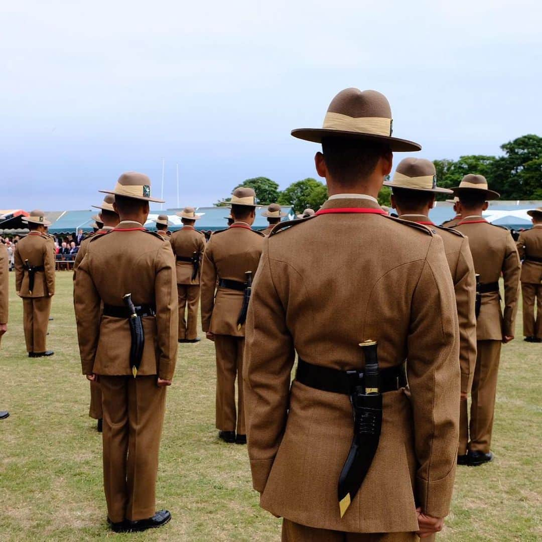 クラレンス邸さんのインスタグラム写真 - (クラレンス邸Instagram)「Today, The Prince of Wales, Colonel-in-Chief of The Royal Gurkha Rifles, visited the Battalion to mark the 25th anniversary year of their formation. His Royal Highness presented operational medals to soldiers after their recent deployment to Afghanistan and was later given a Mala, a traditional Nepalese flower garland, made up of the Regimental colours of green, black and red.  The Prince met soldiers’ friends and families during the celebrations and presented three special Awards, including The Prince of Wales Kukri, for outstanding service. 📸 Clarence House / @britisharmy / PA」7月10日 2時14分 - clarencehouse