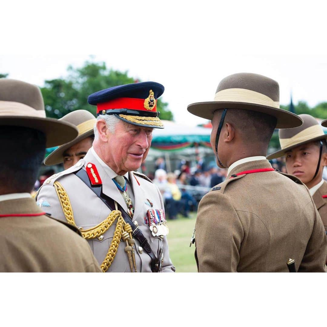 クラレンス邸さんのインスタグラム写真 - (クラレンス邸Instagram)「Today, The Prince of Wales, Colonel-in-Chief of The Royal Gurkha Rifles, visited the Battalion to mark the 25th anniversary year of their formation. His Royal Highness presented operational medals to soldiers after their recent deployment to Afghanistan and was later given a Mala, a traditional Nepalese flower garland, made up of the Regimental colours of green, black and red.  The Prince met soldiers’ friends and families during the celebrations and presented three special Awards, including The Prince of Wales Kukri, for outstanding service. 📸 Clarence House / @britisharmy / PA」7月10日 2時14分 - clarencehouse