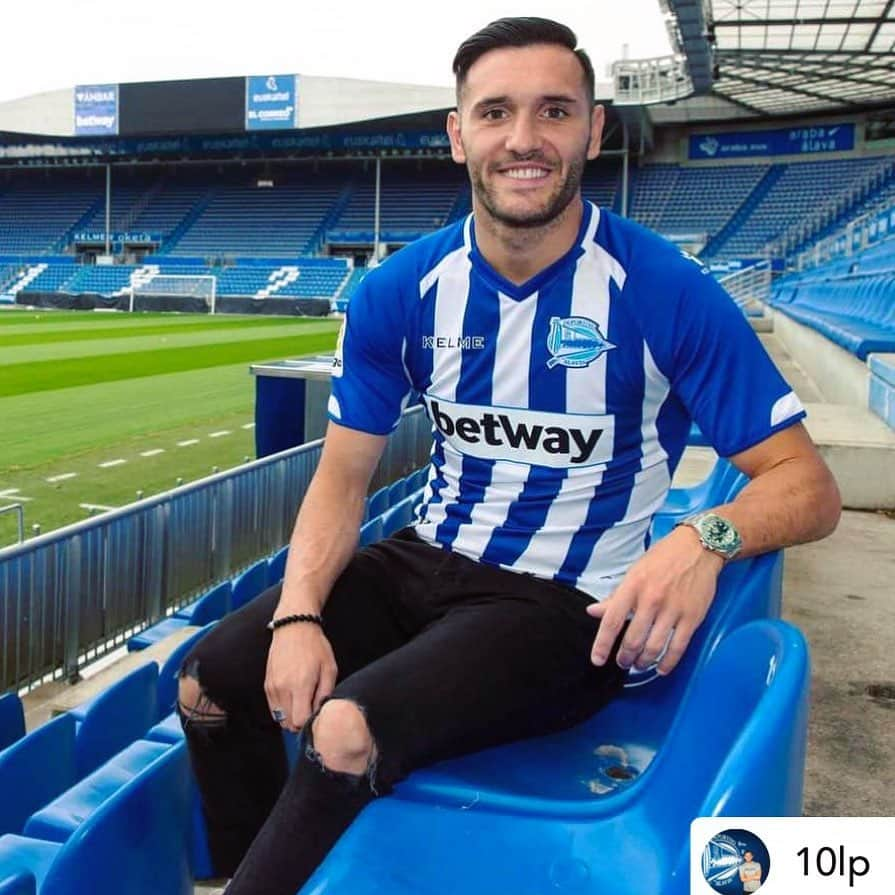 LFPさんのインスタグラム写真 - (LFPInstagram)「You look sharp, @10lp! 💙 • #Lucas #Sign #Alaves #Shirt #LaLiga #LaLigaSantander」7月10日 2時25分 - laliga