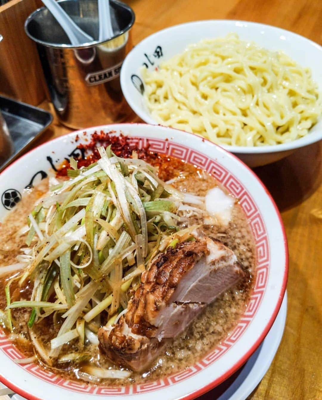 Eater LAさんのインスタグラム写真 - (Eater LAInstagram)「Negi tsukemen from @tsujitaannex. Our Eater LA editor @mattatouille thought there was so much depth and complexity to go with the crunchy textures of sprouts and shaved green onions before slurping up that garlicky broth with thick wavy alkaline noodles. 🍜 Hashtag #eaterla on your best photos for a chance to be featured.」7月10日 2時22分 - eater_la