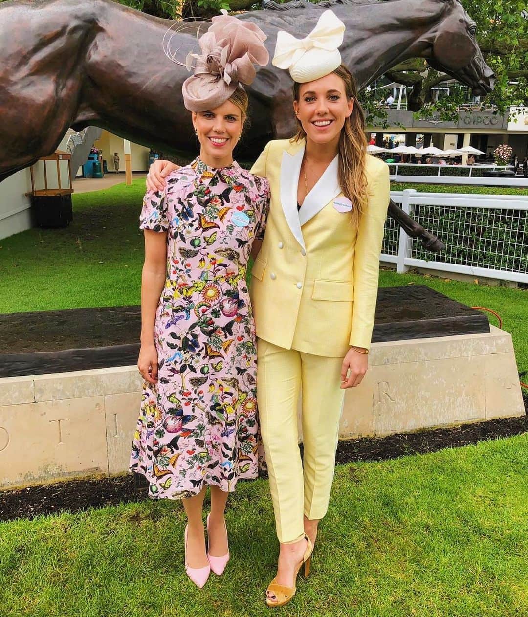のインスタグラム：「#RSWomen | Ginnie Chadwyck-Healey and founder of @thedeck_london Daisy Knatchbull, both wearing #RupertSanderson at last month’s #RoyalAscot | Ginnie wore our classic Nada pumps, while Daisy wore our Meadow platforms #AsSeenOn #TapToShop」