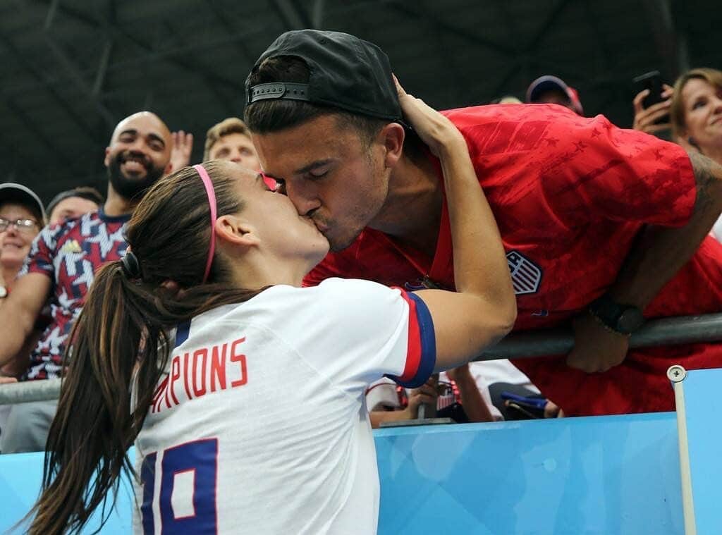 E! Onlineさんのインスタグラム写真 - (E! OnlineInstagram)「Alex Morgan and her fellow soccer stud of a husband Servando Carrasco are GOOOOALS. ⚽ Link in bio for all the details on their romance, which started in college. (📷: Getty Images)」7月10日 2時22分 - enews