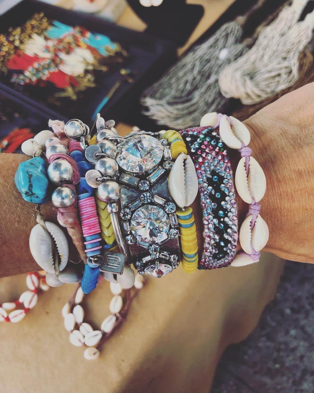 ダニジョーのインスタグラム：「Sorry, I actually don’t have the time ⏰ but I’m pretty sure it’s half past rainbow 🌈 tap to shop your #armparty」