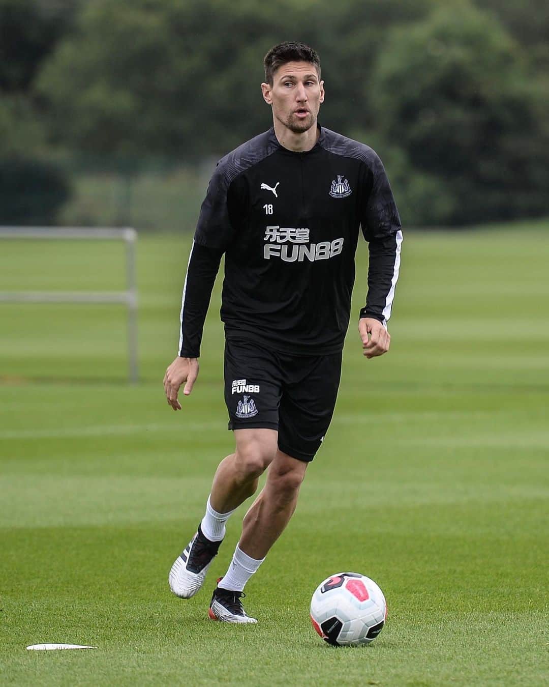 フェデリコ・フェルナンデスのインスタグラム：「@nufc」