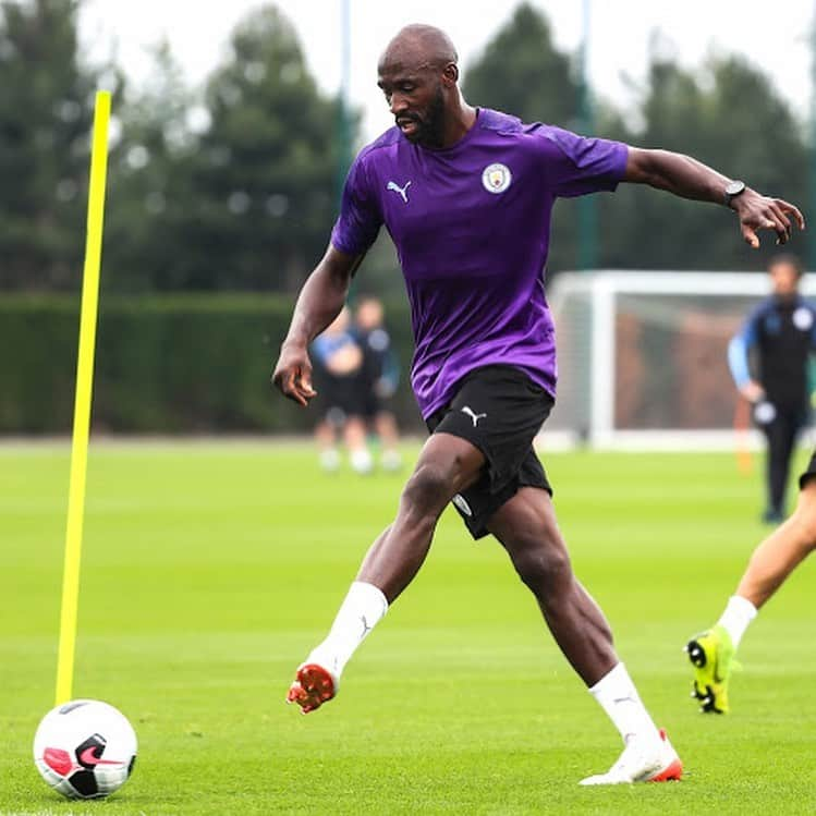 エリアカン・マンガラさんのインスタグラム写真 - (エリアカン・マンガラInstagram)「Lovely Manchester in summer ☔️ 😅 #PreSeason #tRAININGday #ManCity」7月10日 2時24分 - eliamangala