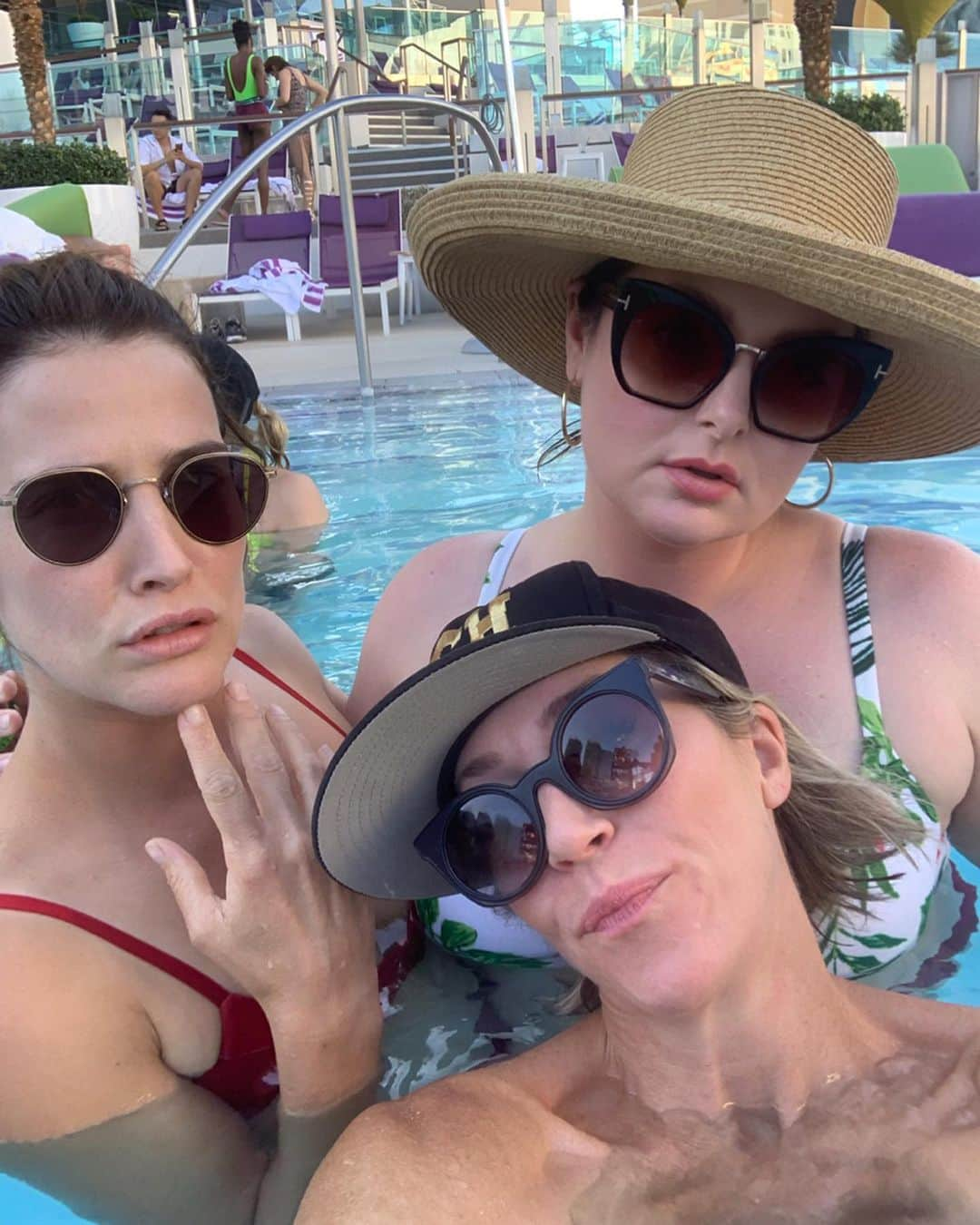 ローレン・アッシュさんのインスタグラム写真 - (ローレン・アッシュInstagram)「🇨🇦 Canadian ladies in Vegas!!!🇨🇦 (Featuring Canadian Niko in the last pic.) #PaulitosWay」7月10日 2時27分 - laurenelizabethash