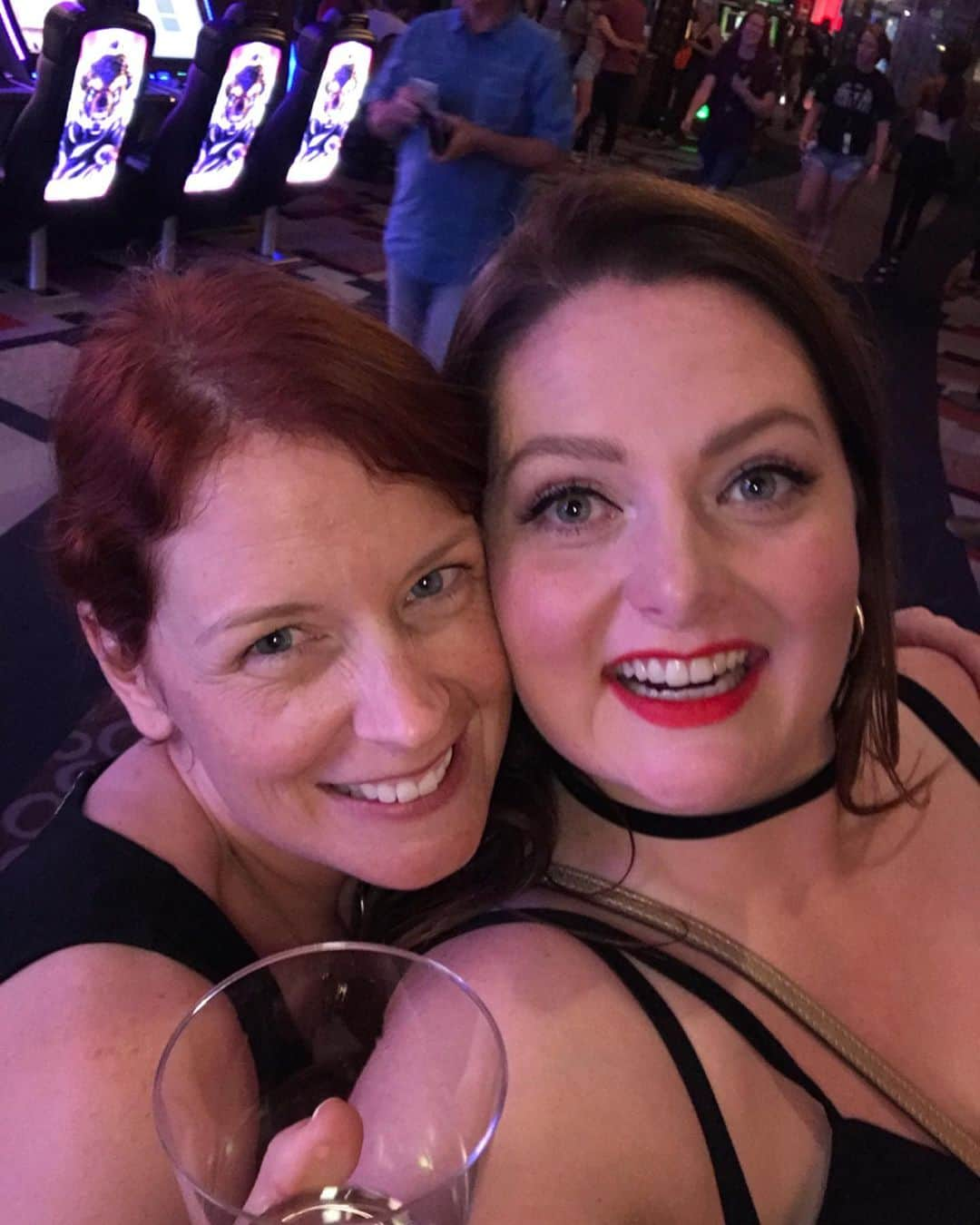 ローレン・アッシュさんのインスタグラム写真 - (ローレン・アッシュInstagram)「🇨🇦 Canadian ladies in Vegas!!!🇨🇦 (Featuring Canadian Niko in the last pic.) #PaulitosWay」7月10日 2時27分 - laurenelizabethash