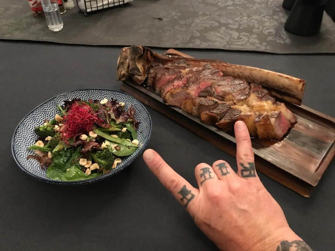 メタリカさんのインスタグラム写真 - (メタリカInstagram)「“Pre gig grub in Göteborg!” — JH #meataholic #meettheflintstones #spitouthebone #MetInGothenburg」7月10日 2時30分 - metallica