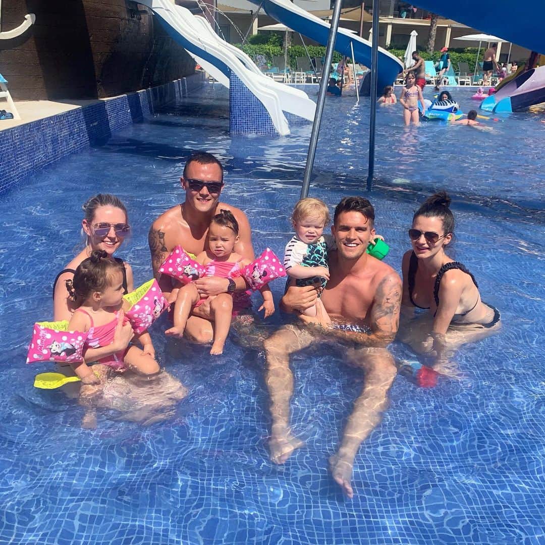 GazGShoreさんのインスタグラム写真 - (GazGShoreInstagram)「Home time tomorrow what a week ☀️ been good having some back up in the baby pool aswell incase any dads got cheeky @j_warrington 🥊 @natwarrior3 @emma_jane1392」7月10日 2時33分 - gazbeadle