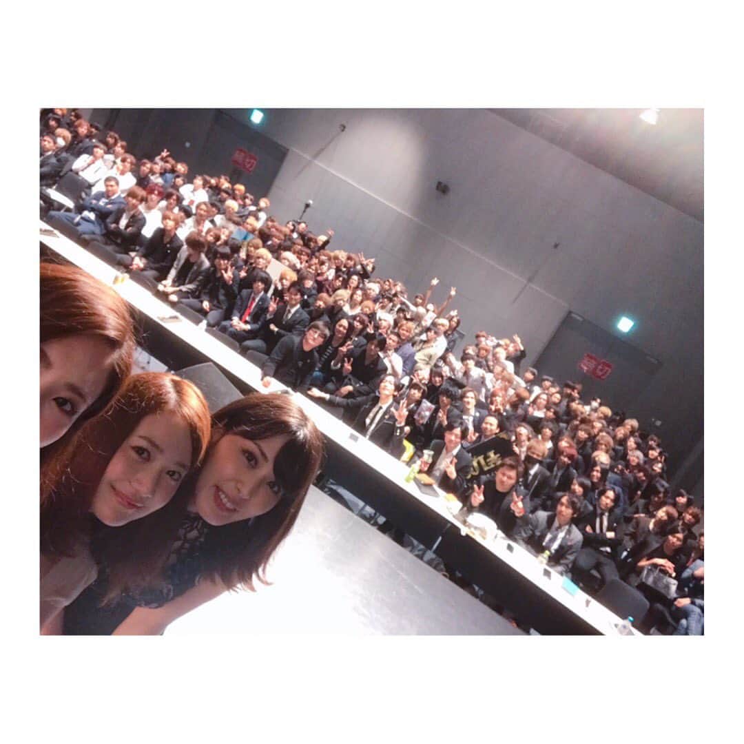 葉月ゆめさんのインスタグラム写真 - (葉月ゆめInstagram)「今日はgroupBJ様のPST(Performance Simulation Test)の審査員を務めさせて頂きました 🕺🏼✨ ・ ・ シャンパンコールやパフォーマンス 全て初めて拝見させていただいたのですが 皆さま本当にキラキラ輝かれていて感動したのは勿論 たくさん元気を頂きました ☺️✨ 一生懸命頑張る姿に、じーんときました。 お招きいただきありがとうございました ♡ これからも応援しています 📣 #groupbj 様 #pst #ホスドル #シャンパンコール #ホストクラブ #プロ男子 #歌舞伎町 #感動しました」7月10日 2時36分 - yume_hazuki