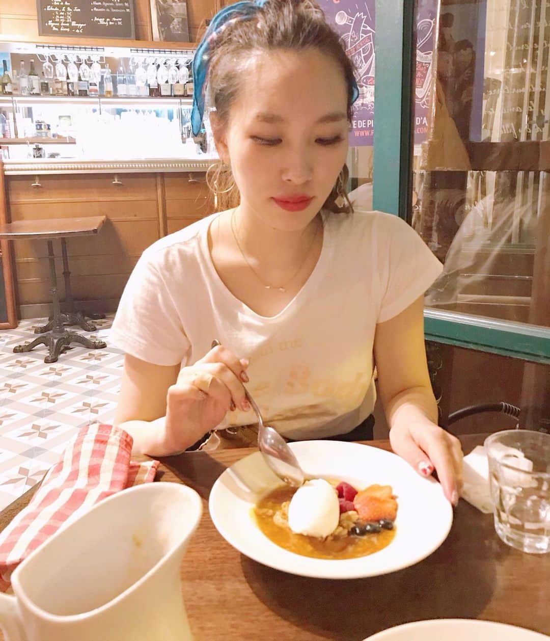 えのきどひろのさんのインスタグラム写真 - (えのきどひろのInstagram)「パリのラストディナー🍽 狙ってたお店が閉店して行けずお隣のフレンチレストランへ😂🇫🇷 でもここもすごいおいしくてお店可愛いかった😍 冷静にガスパチョ水筒に入れて持ち帰りたかったし蛇口から出てきてくれたらすごい助かる🍅 花瓶に入って出されてすごい量なんだけど一生飲めるうまさだった、、 サマータイムで22時くらいでもギリ夕方みたいな明るさだから、0時前後になってもみんな何時間も何時間もちるってて時間の流れ方様子おかしかった👼 #chezcasimir#paris#frenchfood#frenchrestaurant」7月10日 2時46分 - hirono.nyan.xoxo