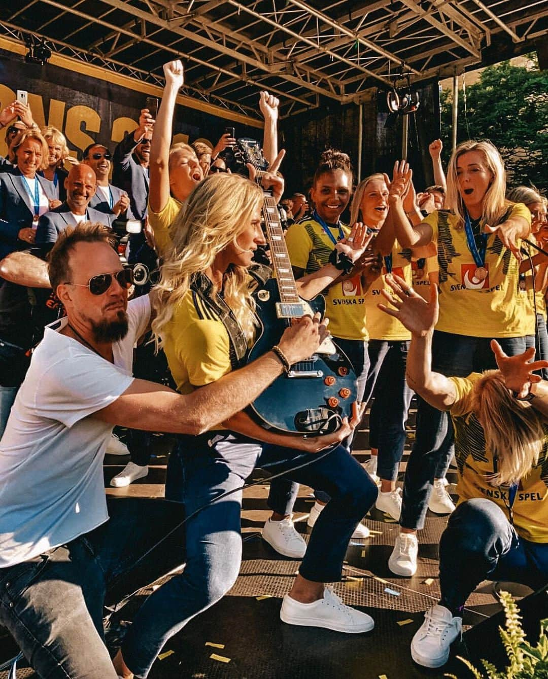 ソフィア・ヤコブソンさんのインスタグラム写真 - (ソフィア・ヤコブソンInstagram)「Gothenburg loved the moment when I got the chance to keep a small guitar solo in front of you all 30,000 yesterday, maybe a new career is underway? 🎸🤘🤣 . . . . . . . . . . . . .  #guitarist #rocknroll #sweden #worldcup2019 #celebration #memoriesforlife #teamsweden」7月10日 2時50分 - sofiajakobsson