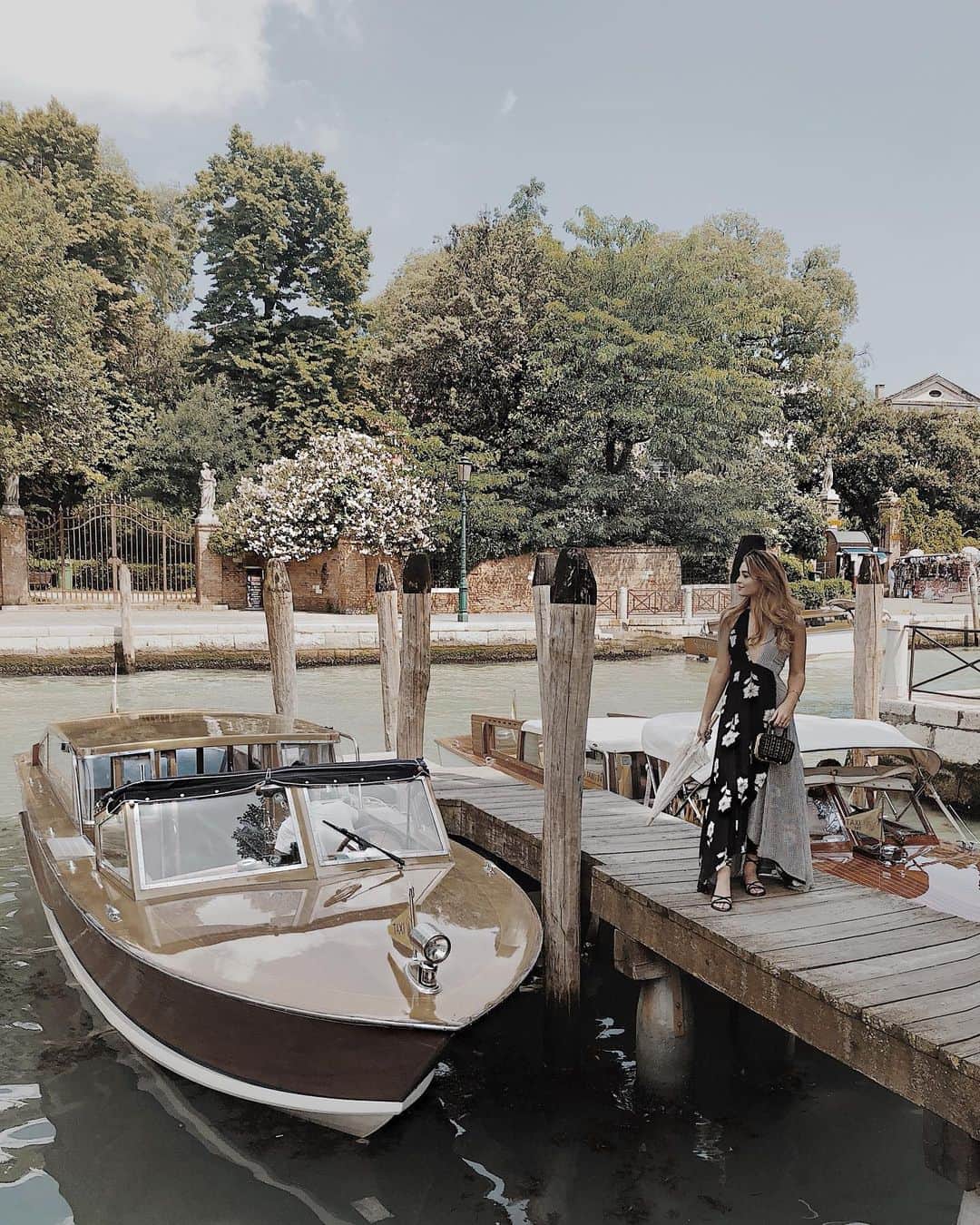 Kelsey Simoneのインスタグラム：「Last summer in Venice.. 🇮🇹 headed to Greece in a few days, if you guys know of any good shops & restaurants in Mykonos area comment them below for me!」