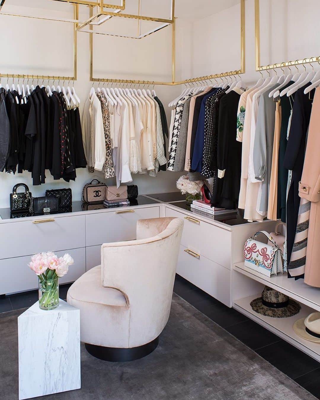 ELLE DECORさんのインスタグラム写真 - (ELLE DECORInstagram)「A serious case of #closetgoals courtesy of Lisa Adams, founder of @laclosetdesign. Click the link in bio to learn all about Adams' design inspiration for her new closet, complete with everything from retailer-style hanging rods to @hermes ceiling wallpaper​. Photo by @meghanbob.」7月10日 2時56分 - elledecor