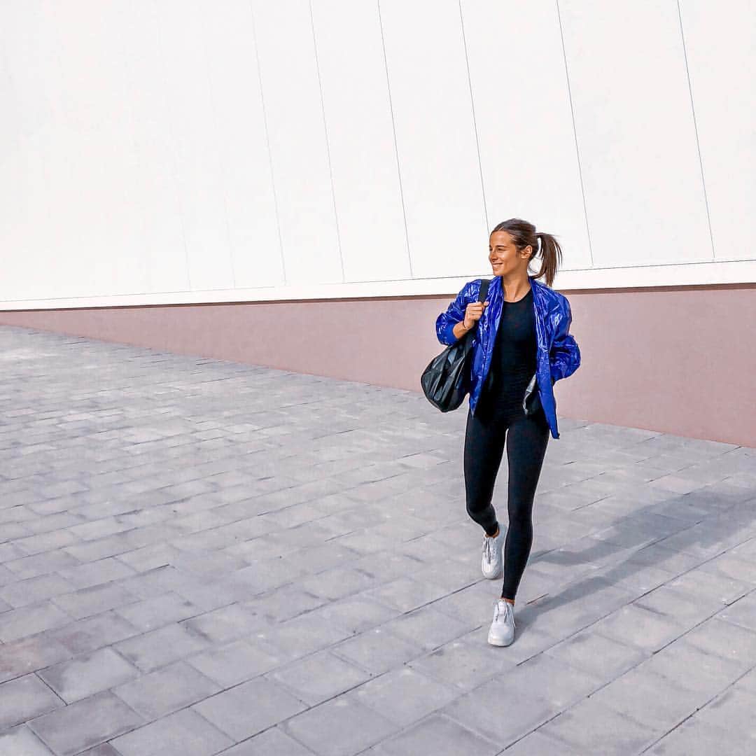 Camille LAUSさんのインスタグラム写真 - (Camille LAUSInstagram)「Smiling after today’s workout. Looking forward to racing again.  By the way, I’m in love with my new @4254sport jacket. Look at this color 💙  #4254sport #4254tribe #teamJB #trackgirl #roadtodoha #jacket #blue #training」7月10日 3時09分 - camillelaus