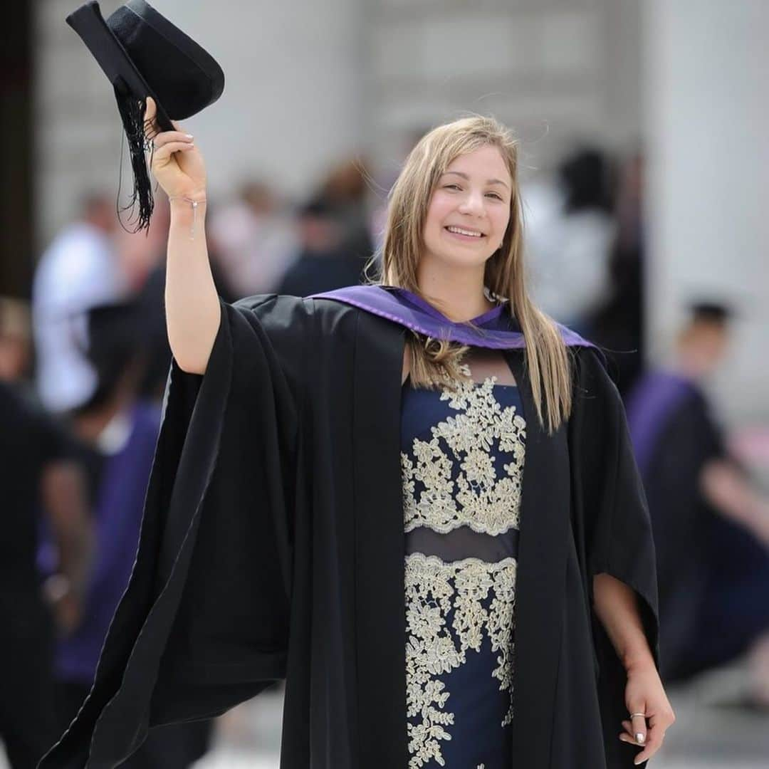 ケリー・シムさんのインスタグラム写真 - (ケリー・シムInstagram)「Today was just as special as I always imagined it would be 🖤 Thankful to have been able to celebrate it with some very special people 🥰OFFICIALLY A GRADUATE 🎓👩🏼‍🎓🙌🏼」7月10日 3時06分 - kelly_simm