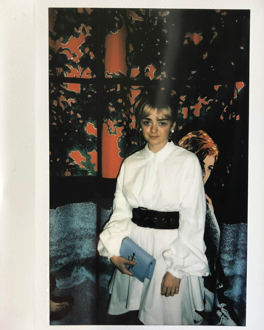 JWアンダーソンさんのインスタグラム写真 - (JWアンダーソンInstagram)「Behind the Scenes: the lovely Maisie Williams paid us a visit to get dressed for a dinner party #JWAmates #Polaroid @maisie_williams」7月10日 3時10分 - jw_anderson