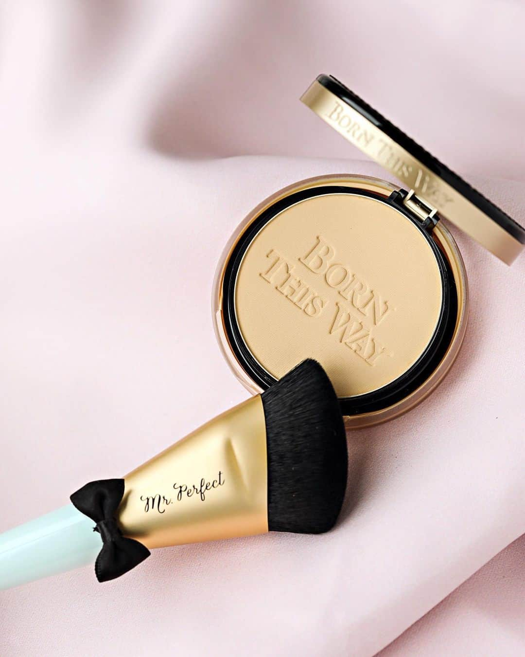 Too Facedさんのインスタグラム写真 - (Too FacedInstagram)「Get naturally radiant, flawlessly smooth skin in seconds, and touch up on-the-go with our NEW Born This Way Pressed Powder Foundation✨ Pairs perfectly with our NEW Mr. Perfect Foundation Brush! Available @ultabeauty. #tfbornthisway #toofaced」7月10日 3時15分 - toofaced