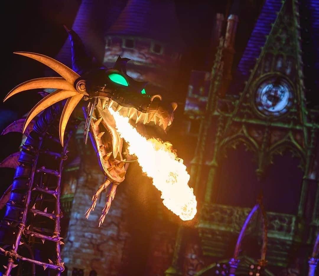 Walt Disney Worldのインスタグラム：「The @disneyvillains heat up the night at #VillainsAfterHours. 😏🔥 (📷: @whoiscliffwang)」