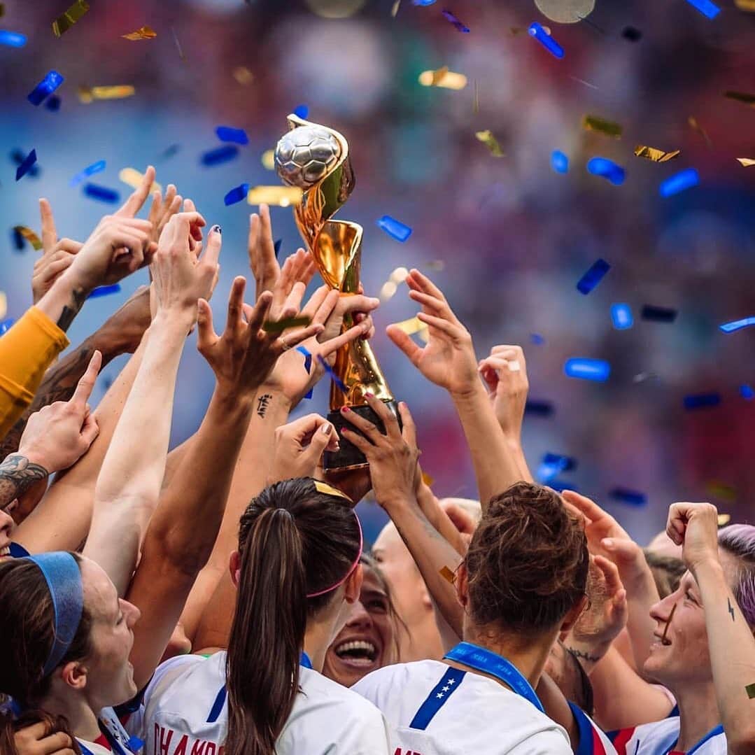 Oracle Corp. （オラクル）さんのインスタグラム写真 - (Oracle Corp. （オラクル）Instagram)「🏆 The USA Women’s Soccer Team is proof that winning feels better when millions of people have your back. Though most of us will never compete for the World Cup, you and your business can raise the trophy of success with the backing of the Oracle Cloud and our 137,000 determined employees. Congratulations to the #uswnt for their incredible run! #worldcup #cloud #soccer」7月10日 3時36分 - oracle